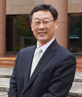 国際学部長 三谷 真澄